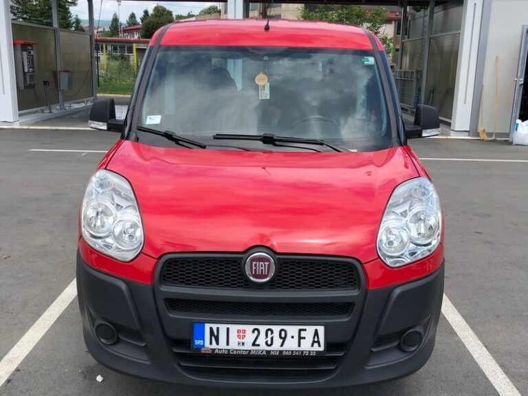 car fiat doblo red from the front